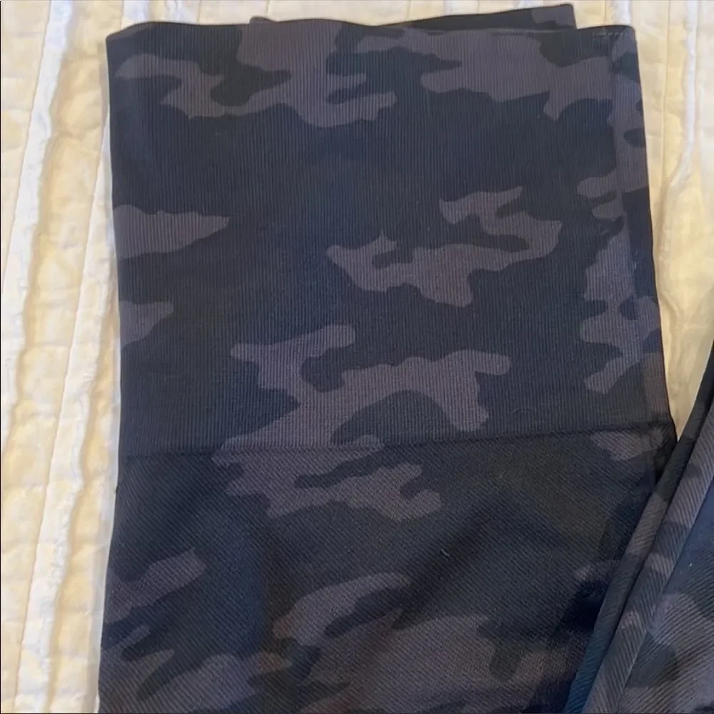 ✨ Look At Me Now Leggings in Black Camo SPANX✨